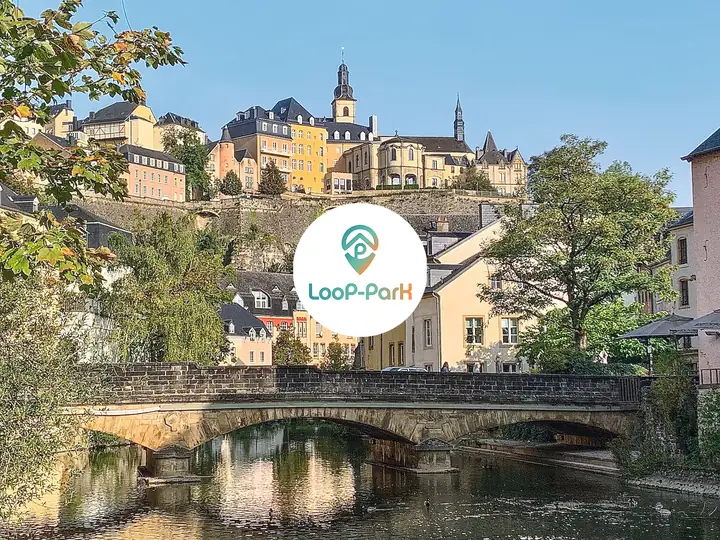 Vue de la ville de Luxembourg avec le logo de l’application Loop-Park